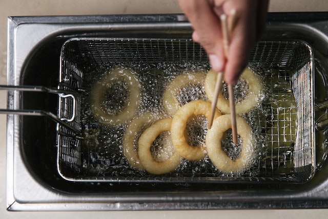 onion ring sedang di goreng dengan deep fryer