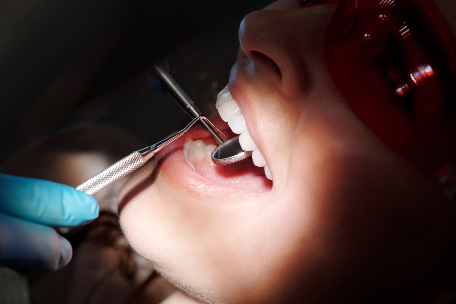 Pemeriksaan gigi oleh dokter gigi secara berkala